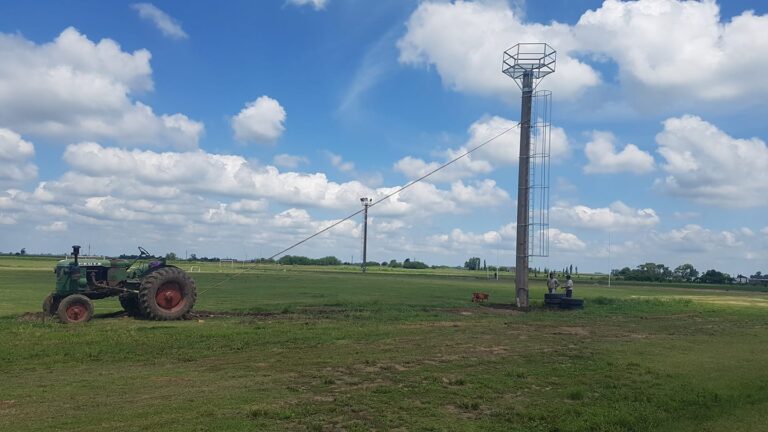 NUEVO PREDIO – Verticalizan la 4 columna de iluminación