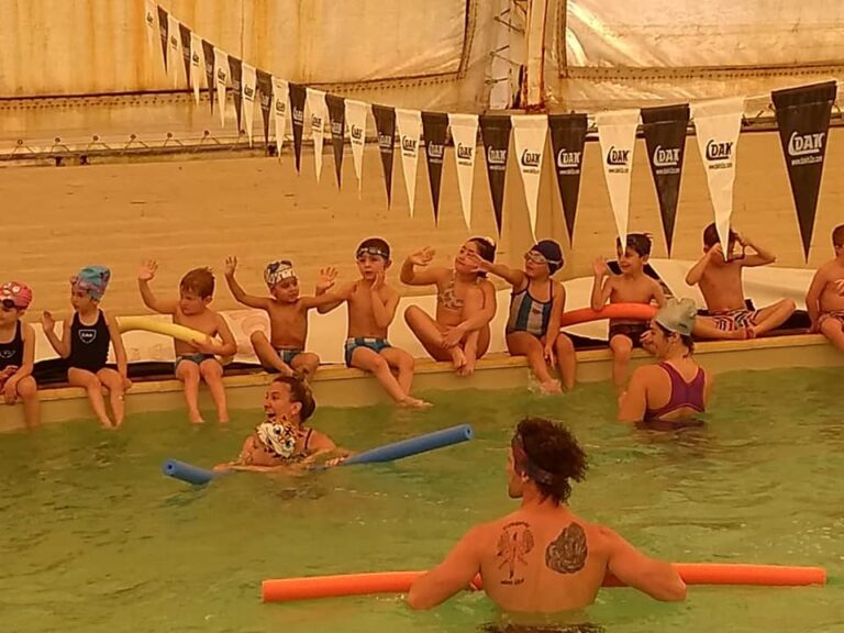 NATACION – Trebolense viajó con 30 niños a Las Rosas
