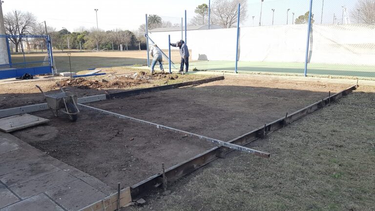 Se construye un playón para básquetbol