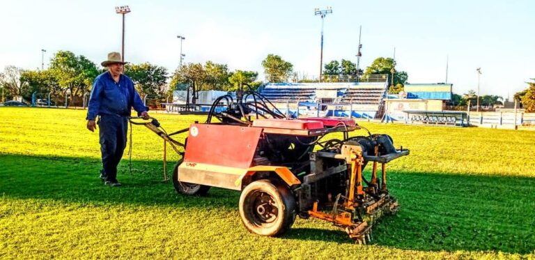 ESTADIO CENTENARIO – Intensos trabajos en la superficie del campo de juego
