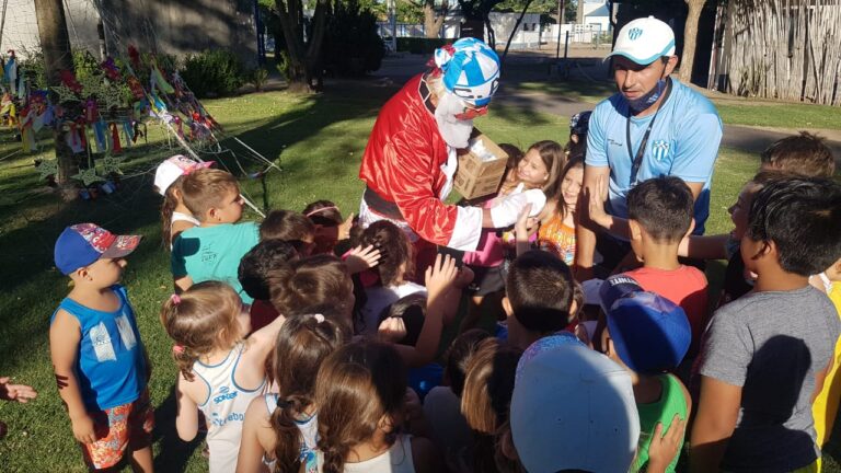 Papá Noel ya pasó por la Colonia de la tarde