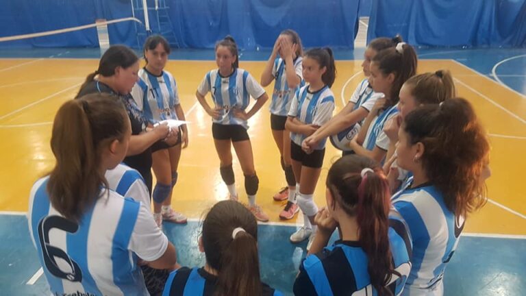 VOLEY AVOS – El Sub 13 ganó de local
