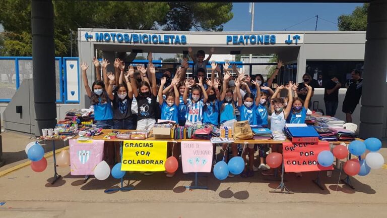 VOLUNTARIADO – La primera acción fue una impresionante colecta de útiles escolares