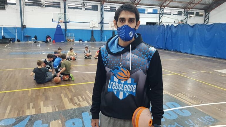 «Acá en el club los chicos están controlados y aprenden a cuidarse entre ellos»