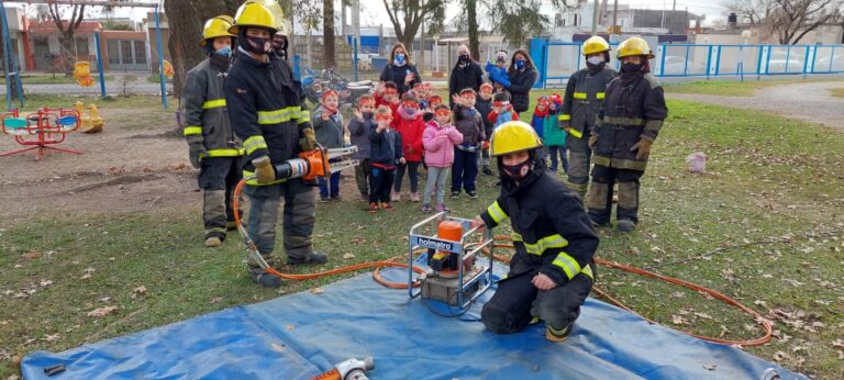 Entretenida clase de Bomberos con la colonia de invierno y el Manitos Traviesas