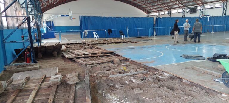 NUEVO PISO FLOTANTE – Comenzaron las obras en el gimnasio Edgar Degano
