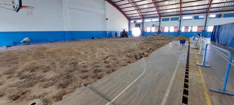 PISO FLOTANTE EN EL EDGAR DEGANO – Trebolense ya desmontó por completo la cancha de básquetbol