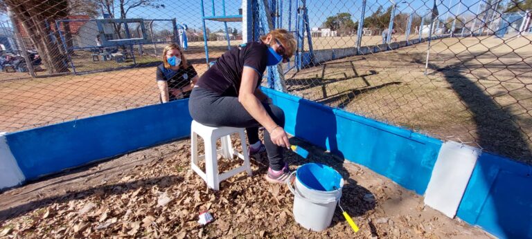 Chicos y grandes embellecen el club