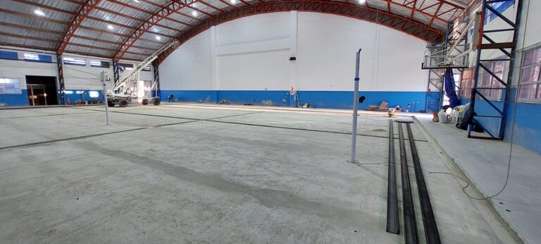 GIMNASIO EDGAR DEGANO – Este lunes comienza a colocarse el piso flotante de la cancha de básquet