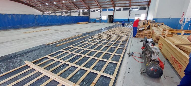 GIMNASIO EDGAR DEGANO – Ya se instala el nuevo piso flotante
