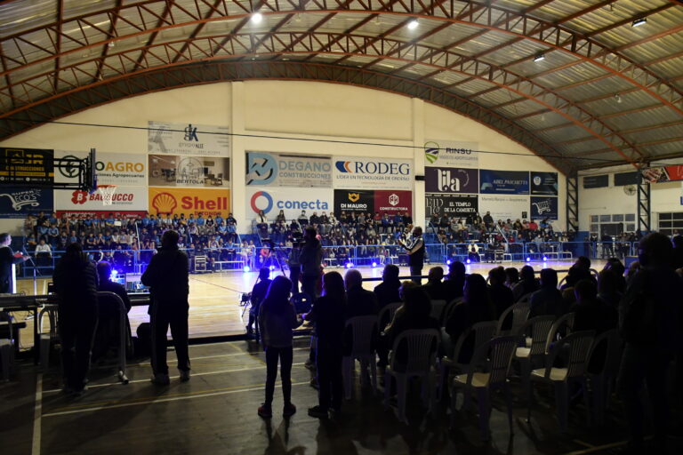 ¡¡¡ Inauguramos el flamante piso flotante del estadio de básquet !!!