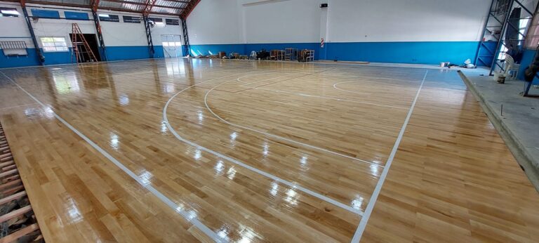 Detalles finales de la flamante cancha de básquetbol