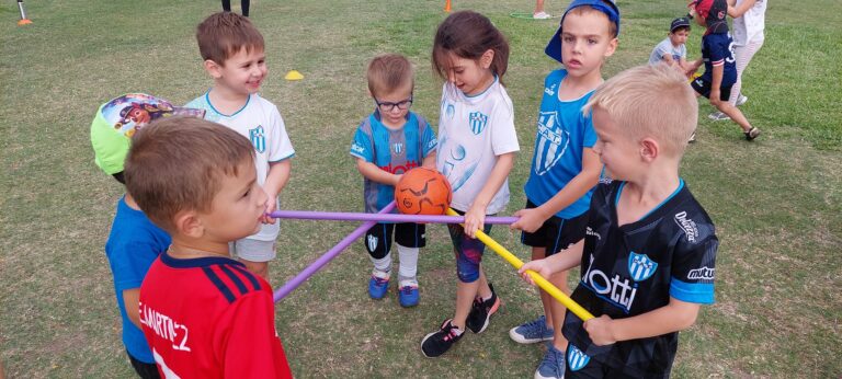 Hermosa kermesse para despedir el año con las escuelitas