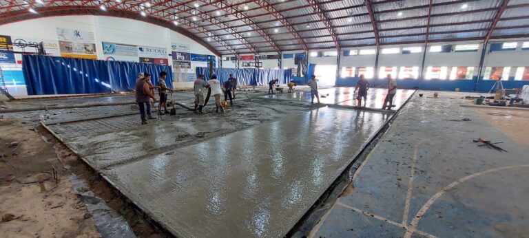 ETAPA 2 Y 3 – Hormigonean en el estadio de voley para luego colocar el piso flotante
