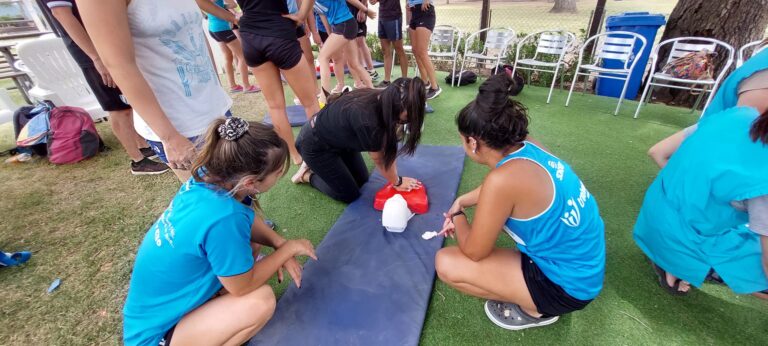 Notable charla de atención pre hospitalaria y RCP para profesores de colonia y maestras de jardín