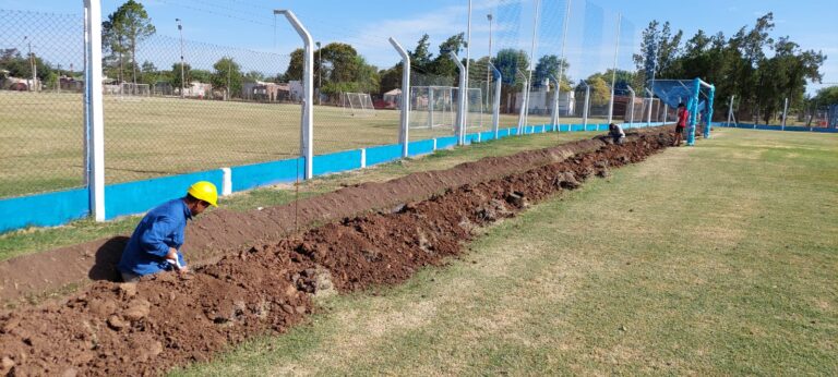 Importantes avances en la obra integral de red cloacal interna en el campo de deportes