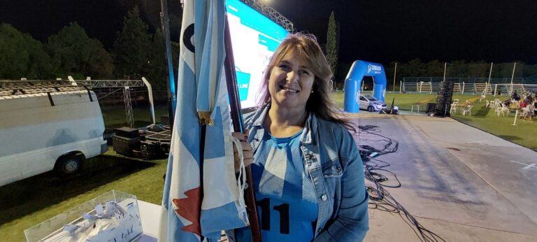 VERO MAZZINI Y LA BANDERA DEL CLUB – «Alguien desde el cielo está feliz»