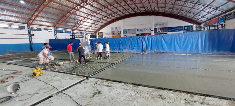 OBRA EN EL EDGAR DEGANO – Se completó el hormigoneado de base del estadio de voley