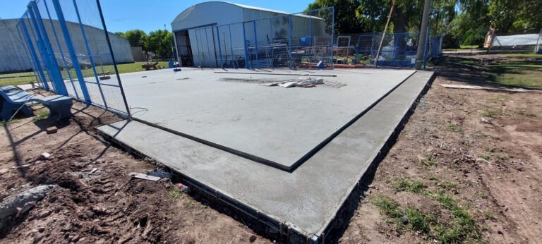 Avanzan los trabajos para la futura cancha de padel de blindex