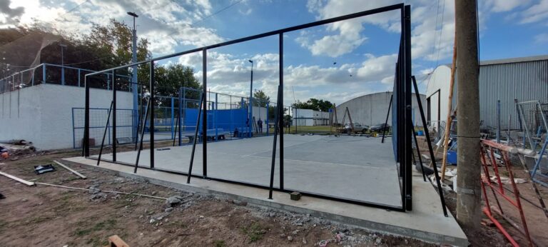 Avances en la obra de la cancha de padel de blindex