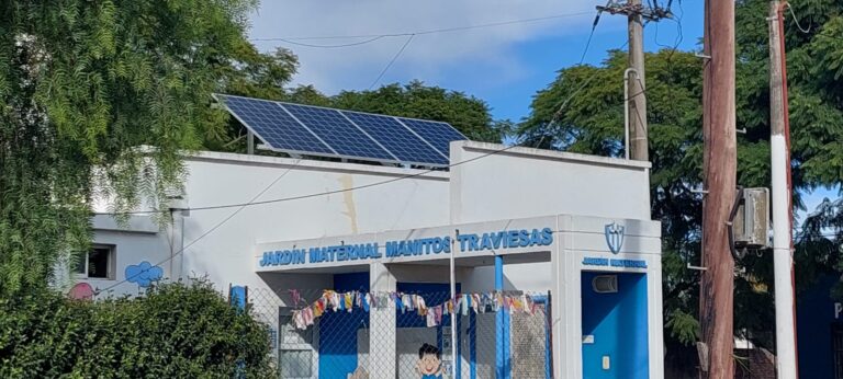 MANITOS TRAVIESAS – Se conectaron los paneles solares y se repararon techos