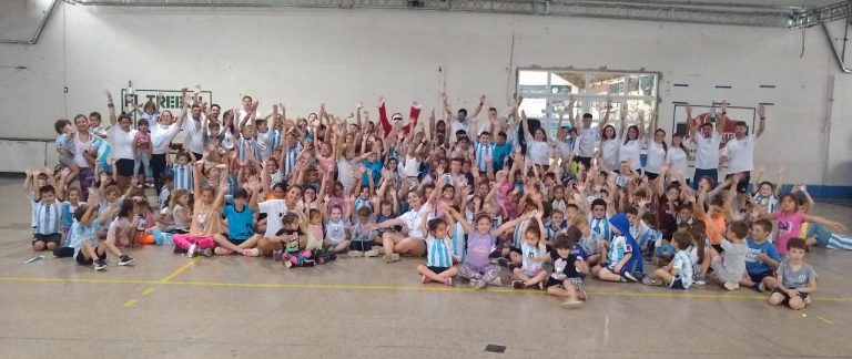 Fiesta de Navidad y presentación en la colonia de vacaciones