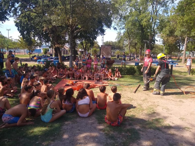 Bomberos El Trébol visitó la colonia de Trebolense