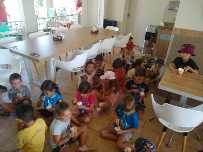 COLONIA DE VACACIONES – ¡Visitamos la heladería Lila!