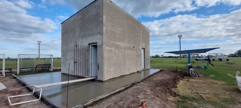 Veredas perimetrales y losas en la utilería del Campus de entrenamiento deportivo