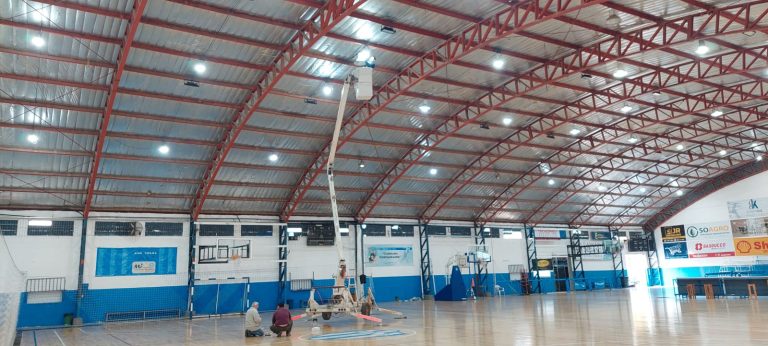 Reparaciones de techos y recambio de luces en los gimnasios
