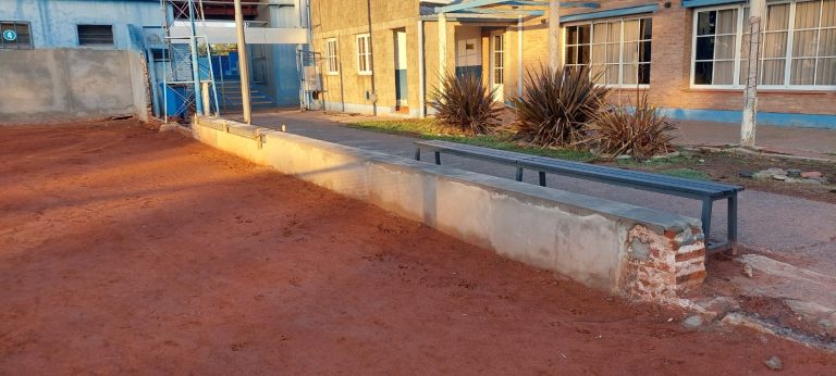 Nuevos bancos para la cancha Nº 4 de tenis