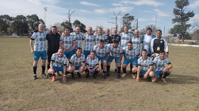 SENIOR – Goleada y punta