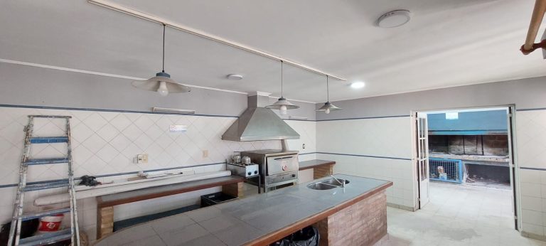 Trabajos de pintura en el rancho de tenis