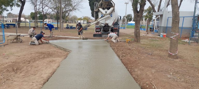 Se completan veredas para el padel y las canchas de tenis