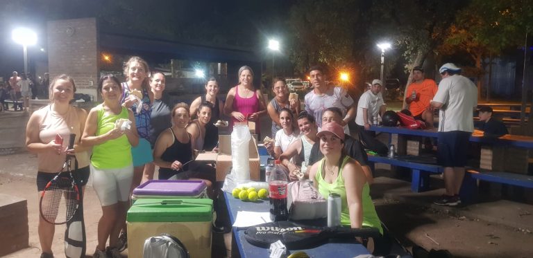 ESTA NOCHE – Se juega un torneo de tenis para adultos