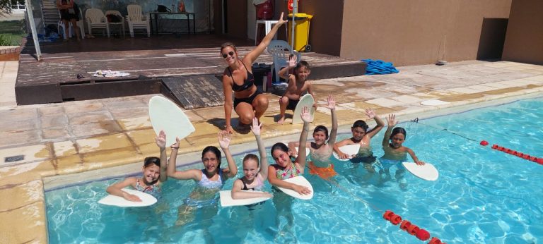 Natación, clases, torneo y muchos alumnos