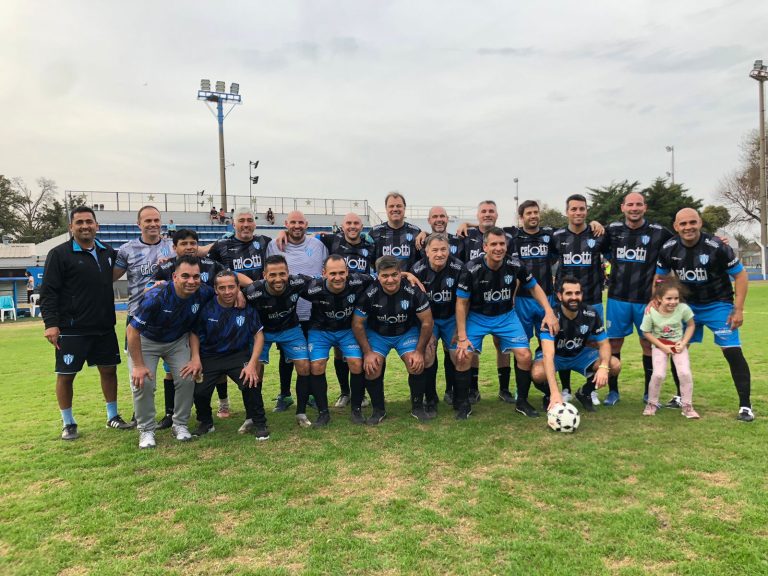 FUTBOL SENIOR – EL «Cele» se lució con una abultada goleada y es más líder que nunca