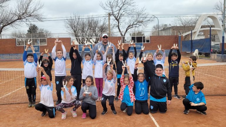 El tenis estuvo en Carlos Pellegrini con el «Colorín colorado»