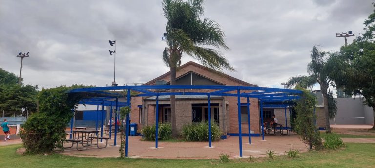 RESTAURADA Y MUY BONITA – Flamante pérgola para el rancho de tenis
