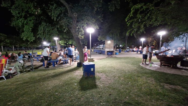 AMIGOS Y FAMILIA – El parque del club estalla cada noche