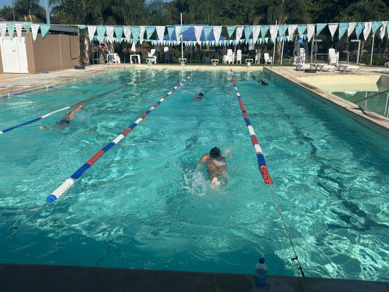 Comenzaron las 12 horas de nado solidario