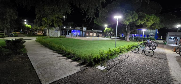 Portada, ingreso y estacionamientos