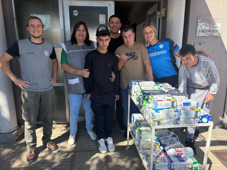 TREBOLENSE SOLIDARIO – Se repartieron cientos de litros de leche en los comedores de El Trébol