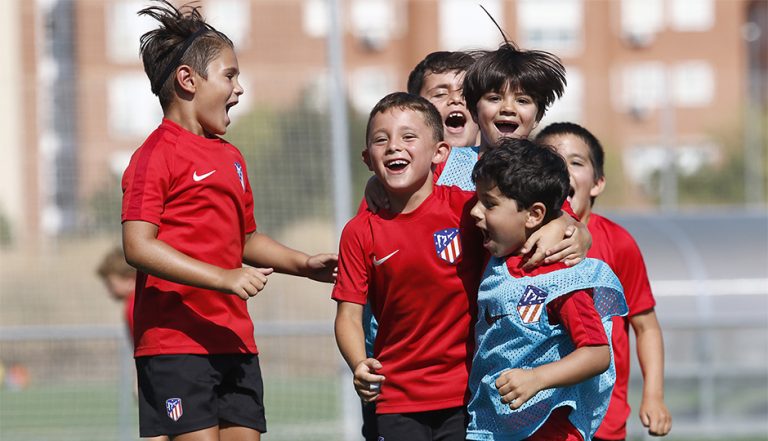 ¡Atlético de Madrid desembarca en Trebolense para un campus para jugadores infantiles de fútbol!