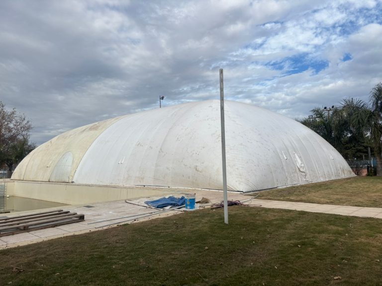 ¡Con Gran Esfuerzo, el Nuevo Domo de la Pileta Climatizada de Trebolense Ya Está Inflado!