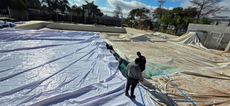 Trebolense avanza en el ensamble del nuevo domo para su pileta climatizada