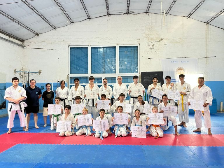 La escuela de karate de Trebolense cerró el año con nuevos cinturones negros y exámenes aprobados