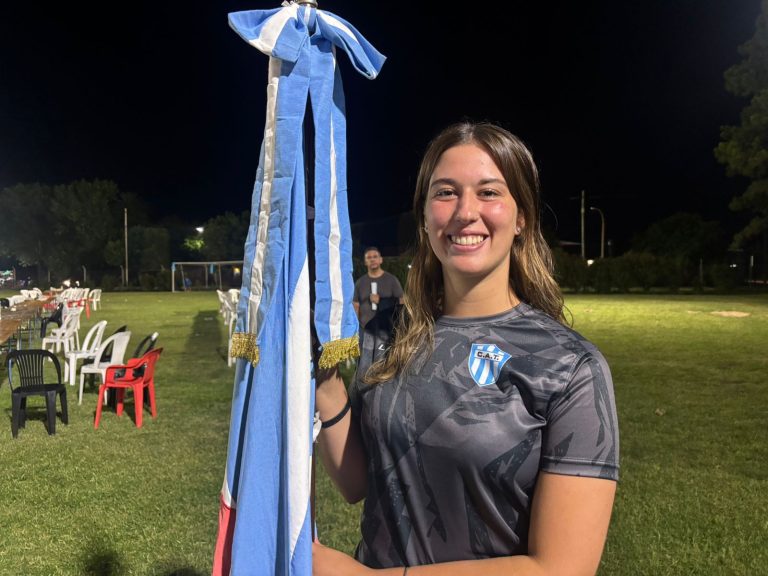 LULA CARPEGNA – La dedicatoria de una abanderada emocionada