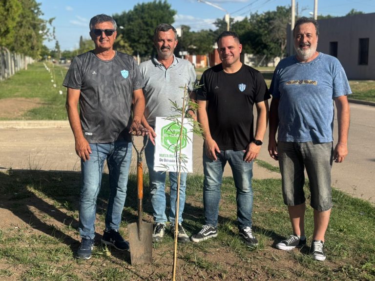 Trebolense, una institución comprometida con el ambiente: se plantaron 65 algarrobos blancos