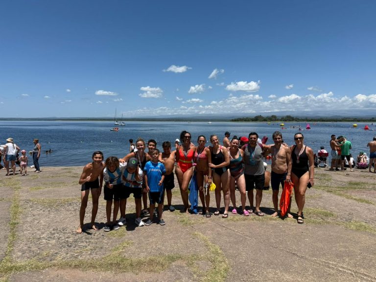Estupendo cruce del lago de los nadadores de Trebolense en Villa Rumipal